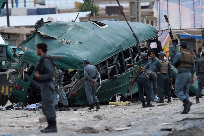 10 жертви на нападение срещу автобус в Афганистан