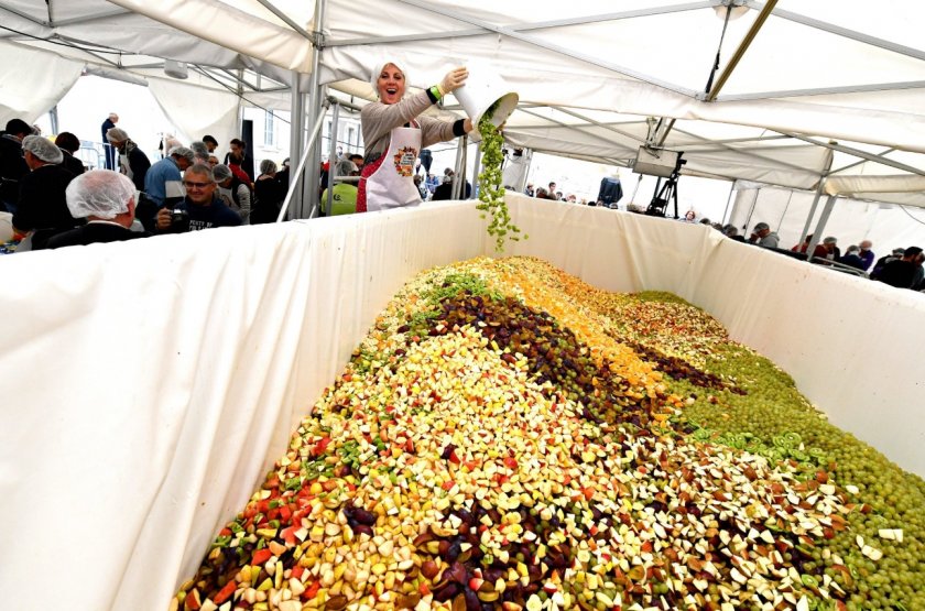 700 души режат 10 часа най-голямата плодова салата