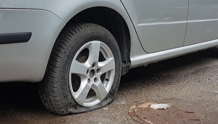 Мъж наразя гумите на колите на свои съседи