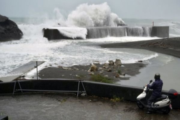 Панамски кораб потъна край Токио, 9 моряци са в неизвестност