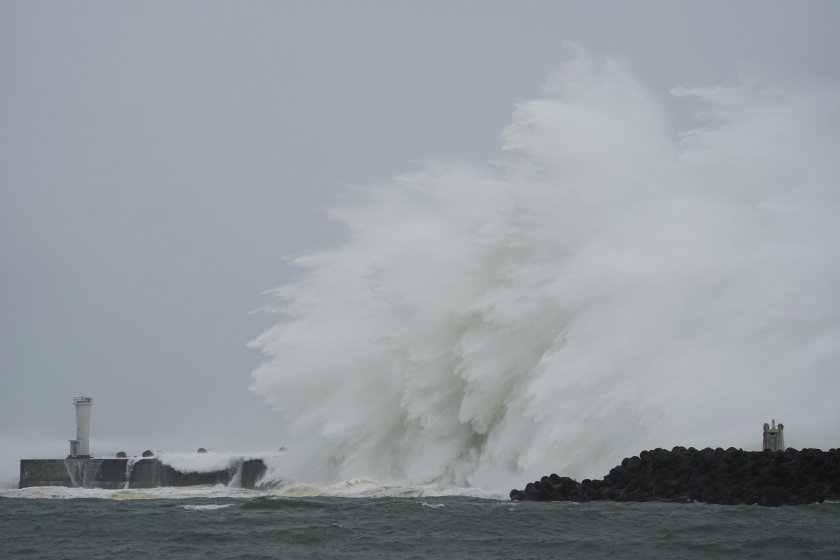 Мощният тайфун Хагибис достигна бреговете на Япония (СНИМКИ)