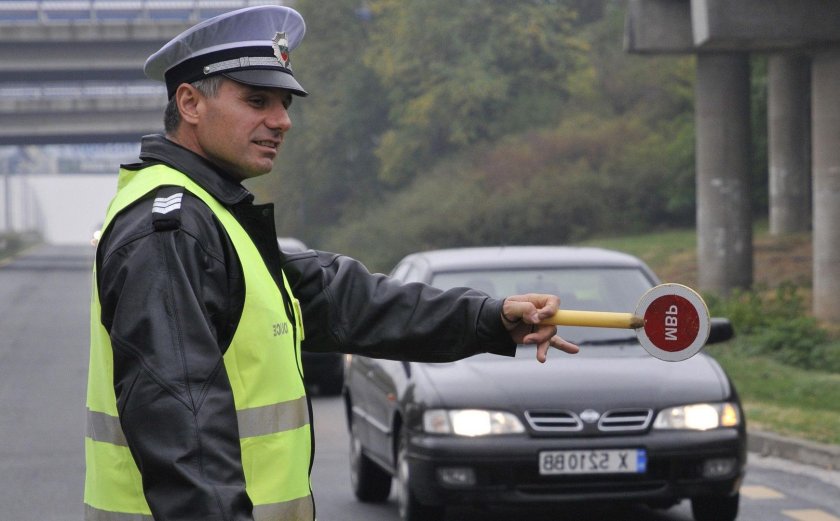 Затруднено движение на „Хемус“ заради аварирала цистерна