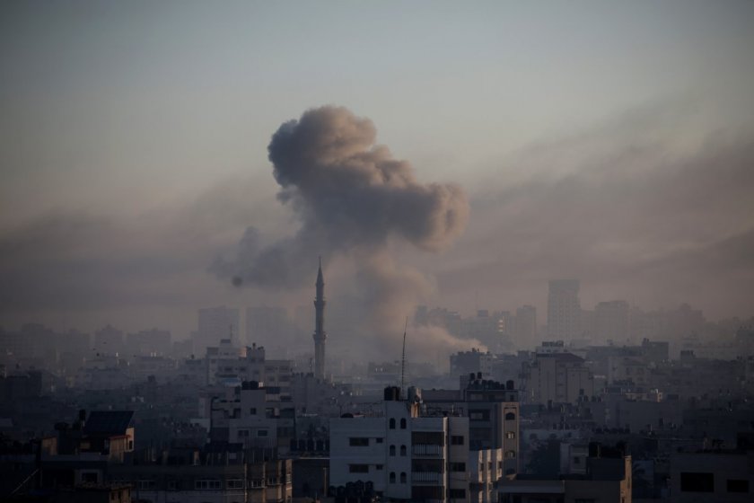 Израелските военни са пуснали над Газа листовки, с които предупреждават жителите