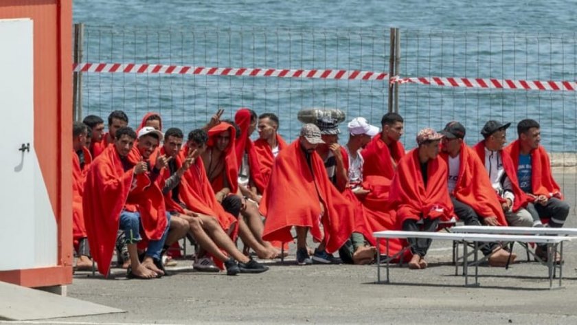 Най-малко 8561 мигранти са достигнали Канарските острови през последните две седмици.