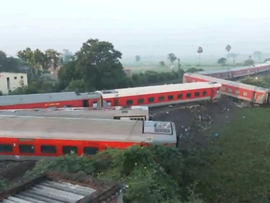 Четирима загинаха и 80 са ранени при дерайлиране на влак в Индия