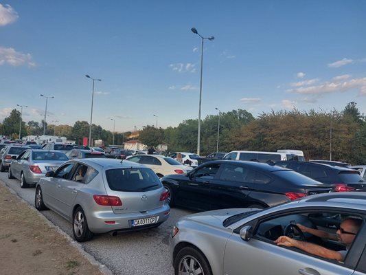 Огромно задръстване се е образувало на ГКПП Кулата в посока