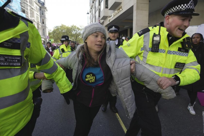 Днес полицията в Лондон задържа активистката Грета Тунберг по време на протест
