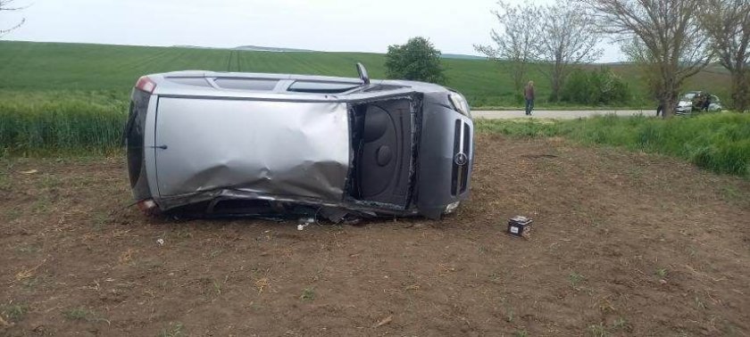 Шофьор загина на място след удар в кола и преобръщане в нива край Добрич