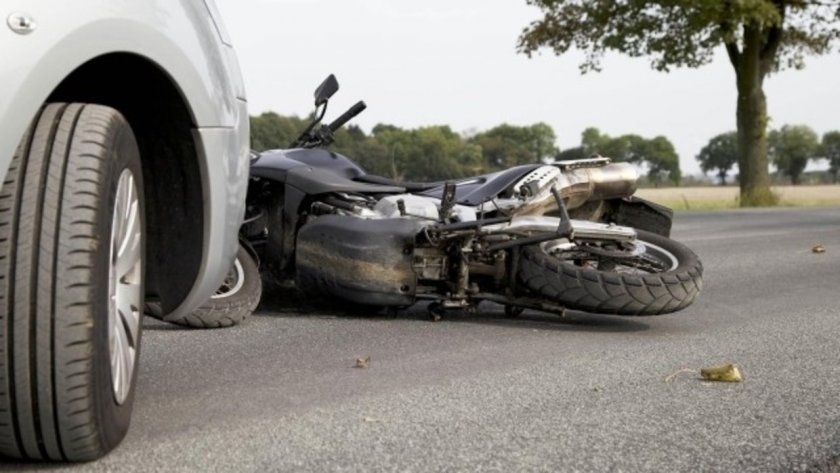 Моторист е с опасност за живота след тежка катастрофа на пътя край Павликени