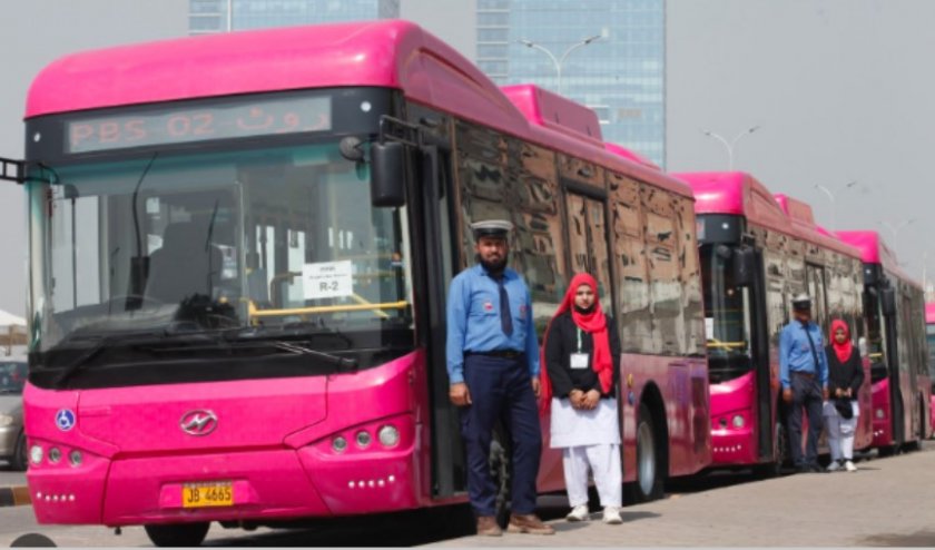 Специални розови автобуси вече се движат из Пакистан. Те са