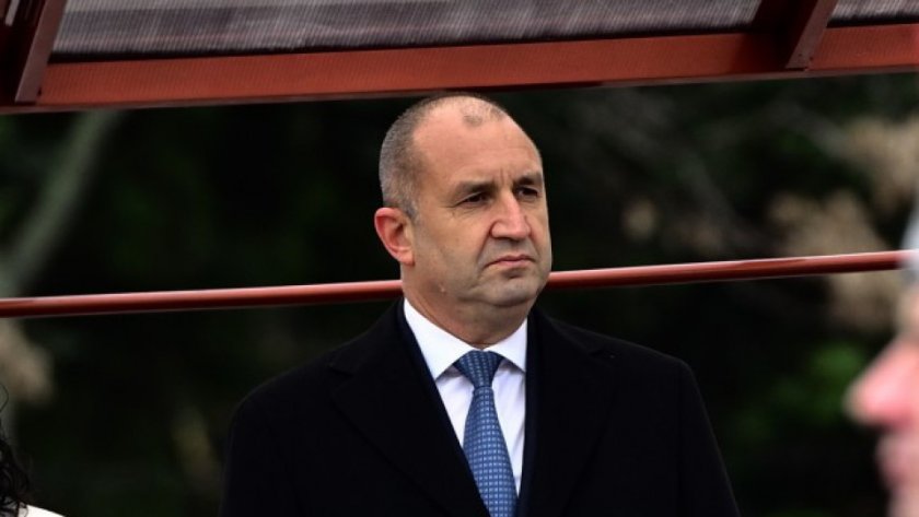 Управлението се прикрива зад красиви опорки. Зад тях виждаме тъмните