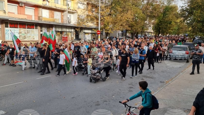 Стотици жители на Харманли протестираха срещу бежански център в града