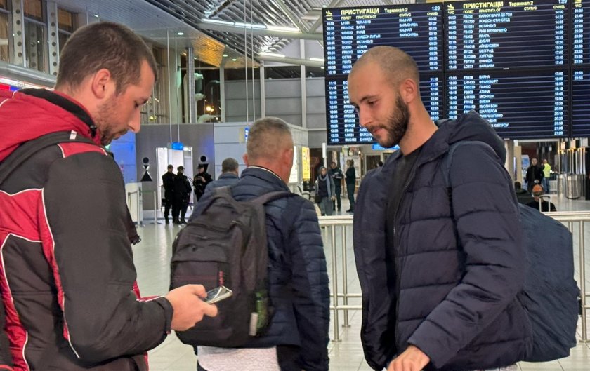 Четирима от моряците от кораба Рожен, които поискаха евакуация от