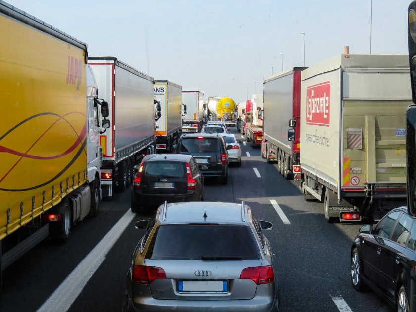 Интензивен е трафикът на границата с Румъния за товарни автомобили на
