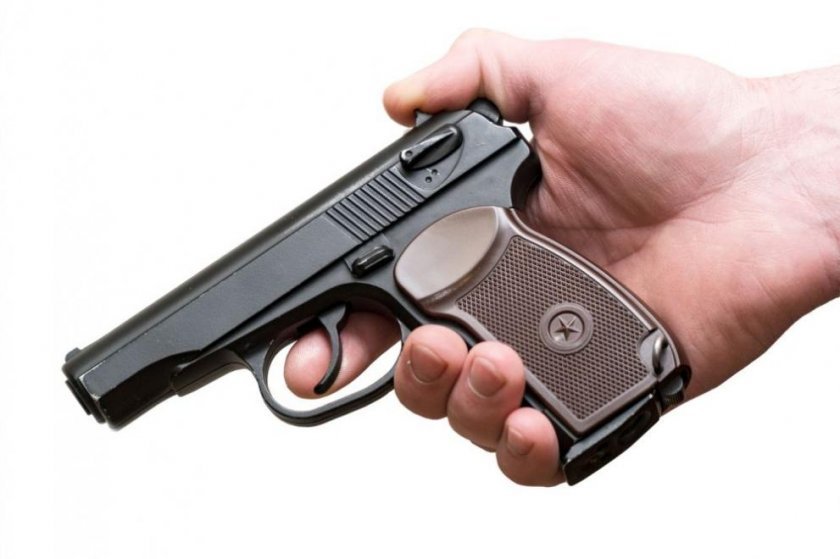 Жена намери пистолет, обявен за издирване в двора на родителите