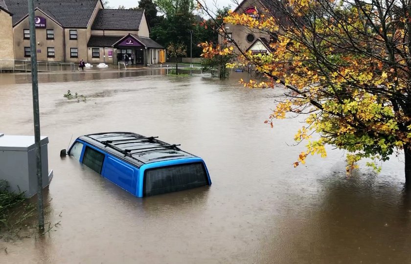 Части от Източна Шотландия бяха залети от сериозни наводнения в петък,