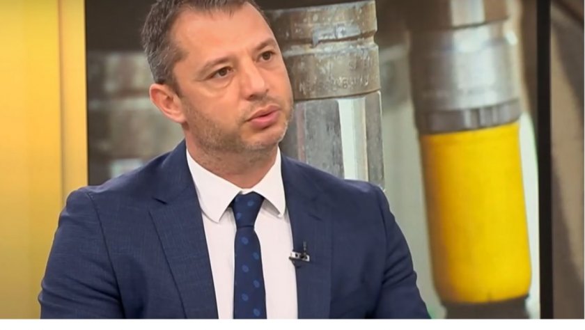 Добрев: Денков тича с лист хартия и плаши с оставка Борисов и Пеевски заради дерогацията