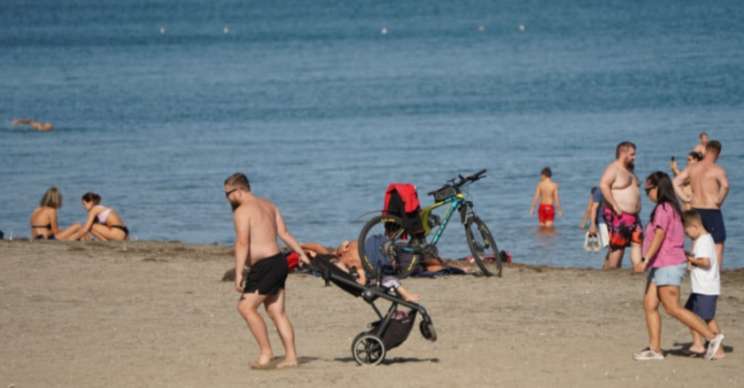 Топлото време изкара много хора по плажовете във Варна и Бургас