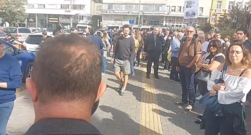 Граждани излязоха на протест пред централата на ЦИК в София,