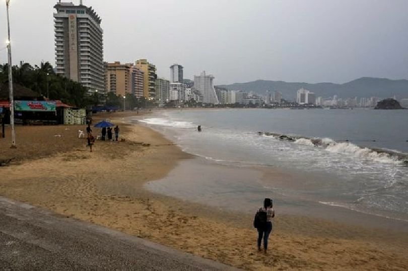 Мощният ураган Отис връхлетя Мексико в района на Акапулко, предадоха