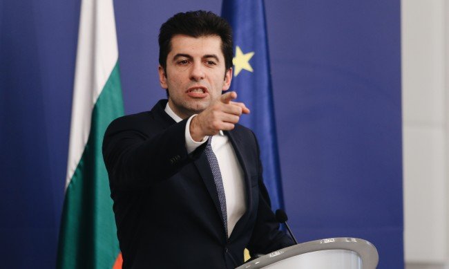 Петков и Божидар Божанов натискали министъра за машините на вота 