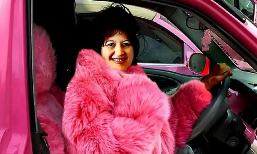 Иванка Курвоазие е провинциална чародейка от двадесети век. Пет села