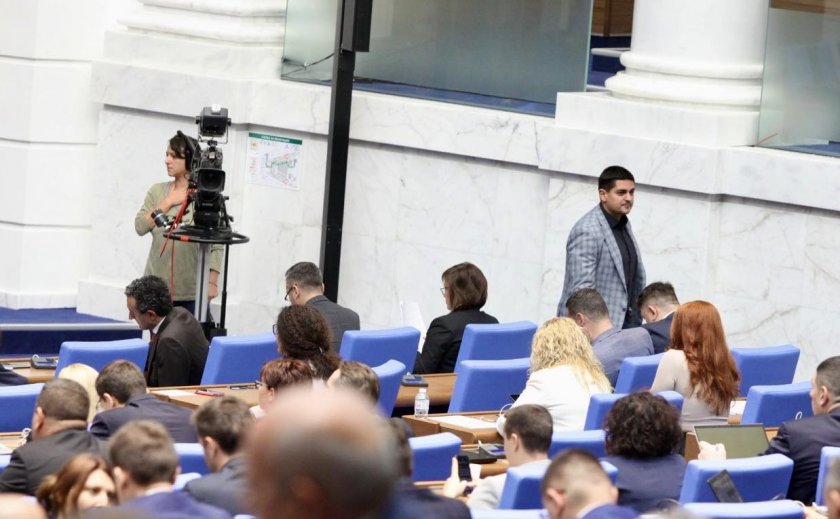 Очакван провал на извънредното заседание на парламента, което трябваше да