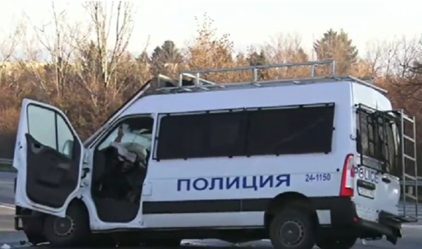 Тежка катастрофа е станала в малките часове днес на автомагистрала