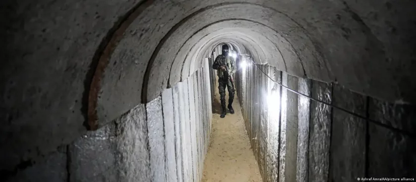 Бивша израелска заложница, държана 17 дни под земята, е първата,
