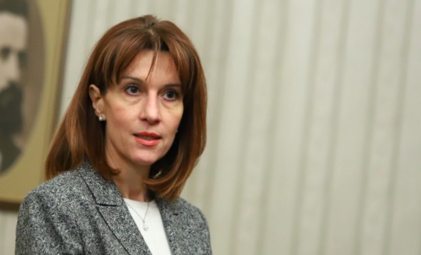 Нейкова се оправда с ДАНС за отмяната на машинния вот