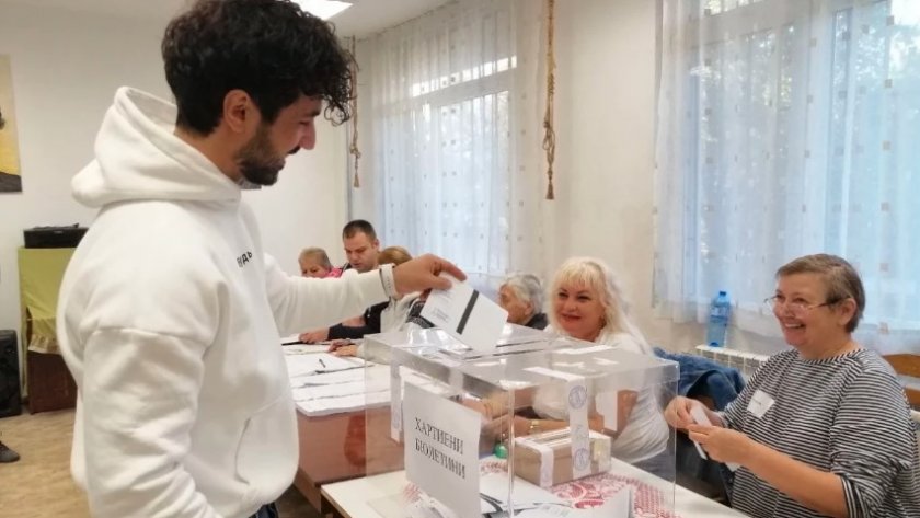 "Ергенът" Евгени гласува в Пловдив, наобиколиха го фенки