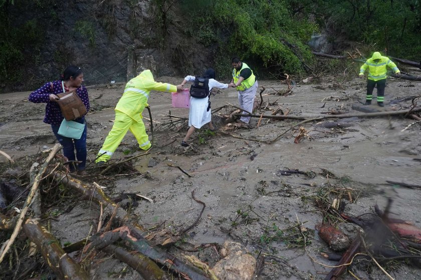 Мексико разчиства щетите след урагана Отис