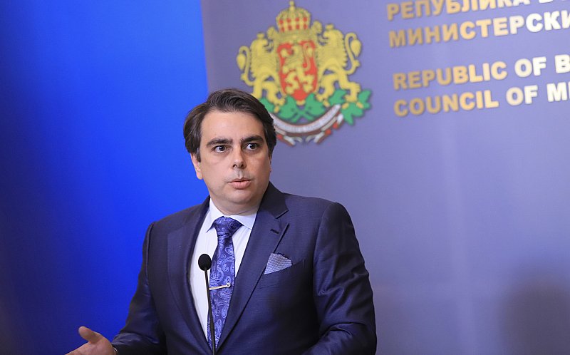 Президентът Румен Радев не защитава националния интерес, заяви финансовият министър
