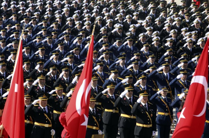 Най-големият парад в историята на турските ВМС се проведе днес
