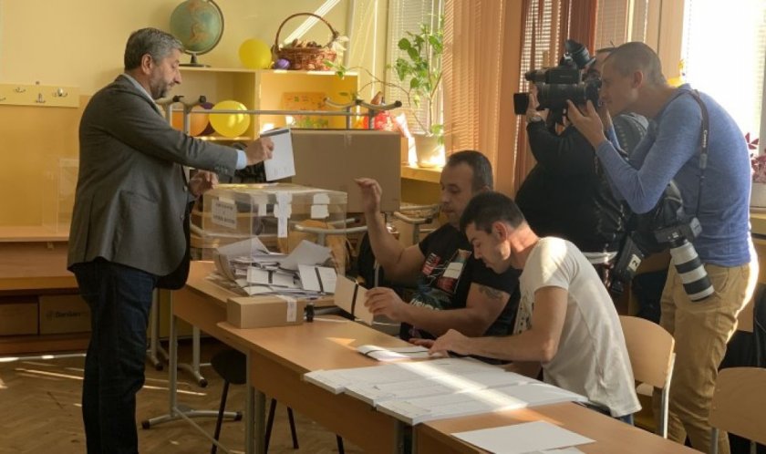 Съпредседателят на Демократична България Христо Иванов гласува с мисъл колко