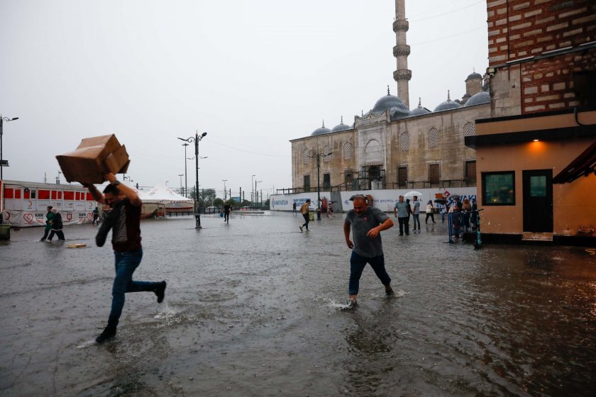 Наводнения и отменени полети заради порой в Истанбул