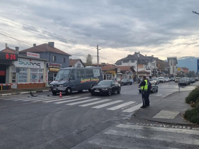 Шофьор блъсна 66-годишна жена на пешеходна пътека в Самоков.На място