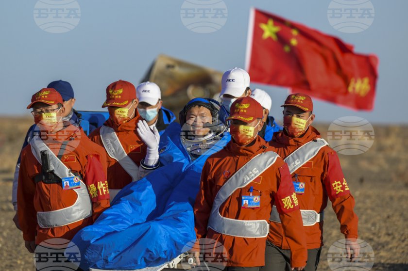 Отново на Земята: Трима китайски астронавти се завърнаха след петмесечна мисия