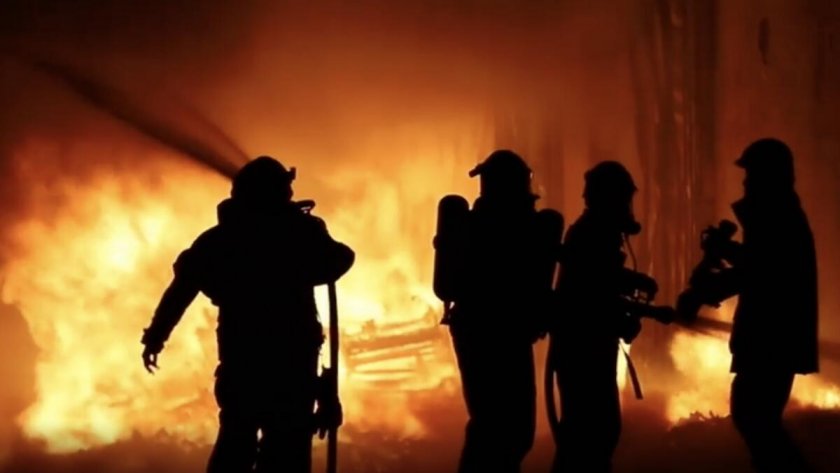 Най-малко 32 души загинаха и 16 бяха ранени при пожар