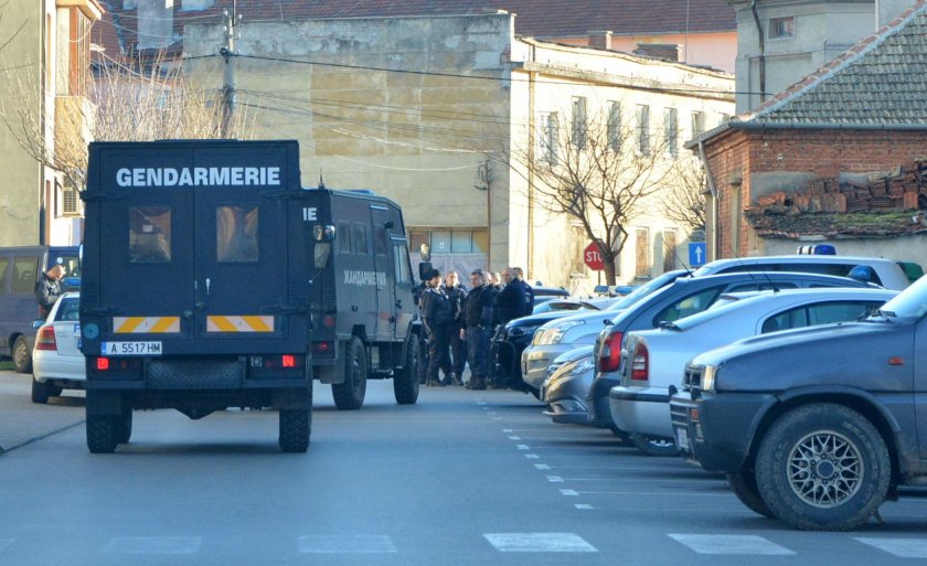 30 роми скочиха на полицаи във Вършец