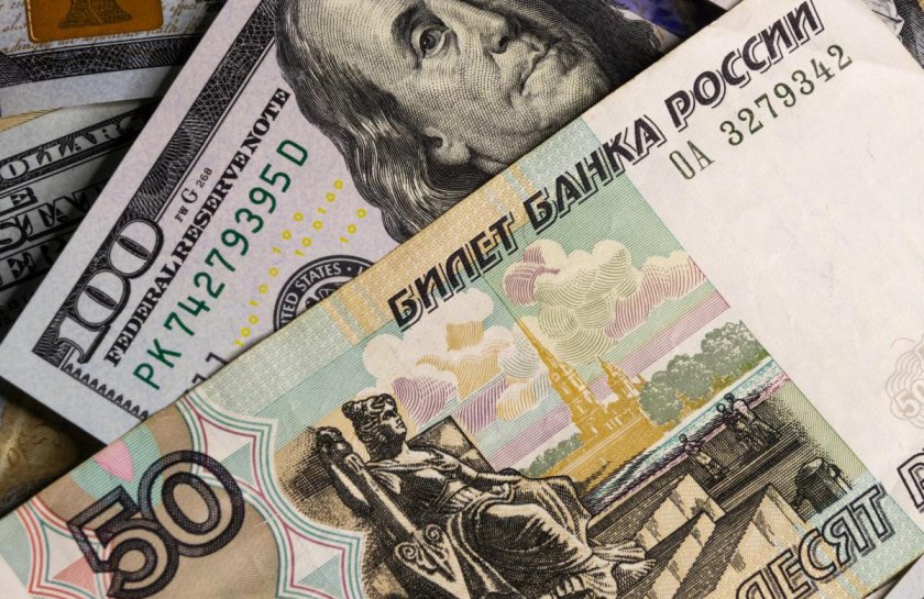 Руската рубла засили позициите си до осемседмичен връх спрямо долара,