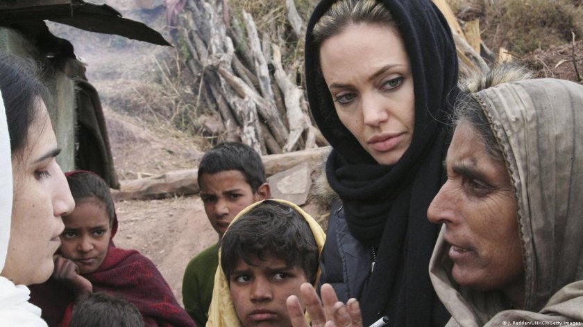Анджелина Джоли реагира остро на нападението на Израел срещу бежанския лагер Джабалия в Газа 