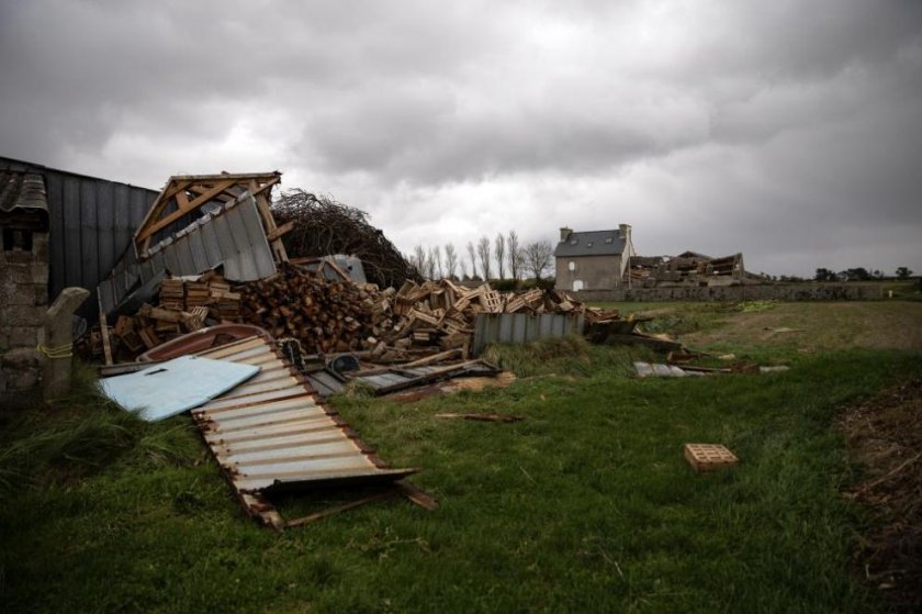 Щетите от бурята Киърън в Западна Европа - близо 700 000