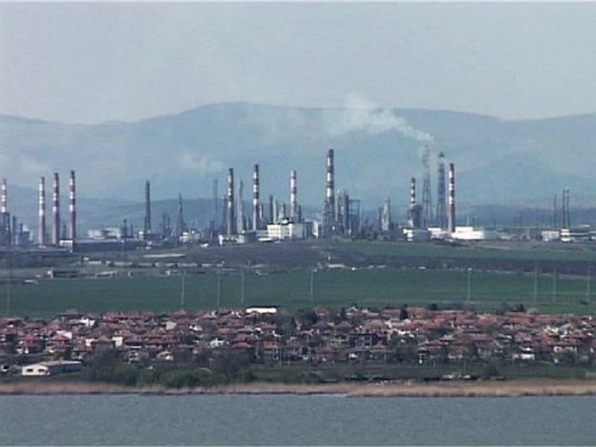 Бургаската рафинерия Нефтохим, чийто основен собственик е руската Лукойл, заобикаля