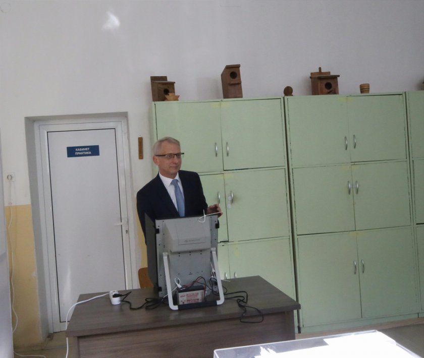 Технически проблем с машина за малко да попречи на премиера