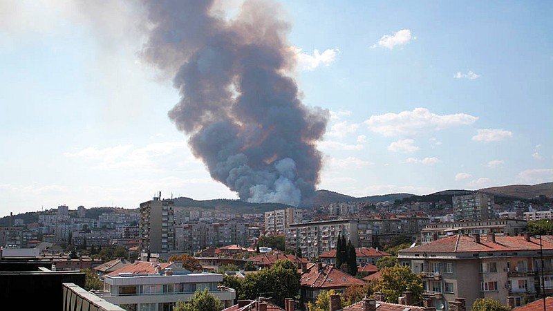 Два пожарни автомобила гасят пожар в старозагорския квартал Кольо Ганчев“.