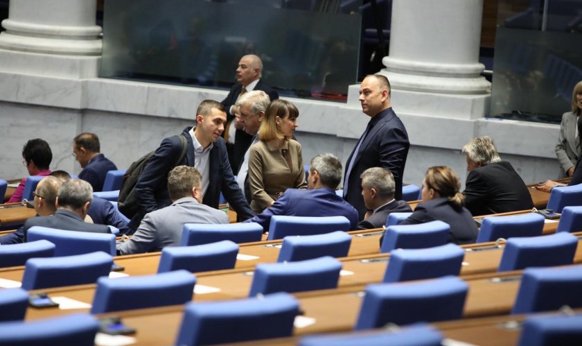 Парламентът не събра кворум, правят втори опит за регистрация в 9:30 часа