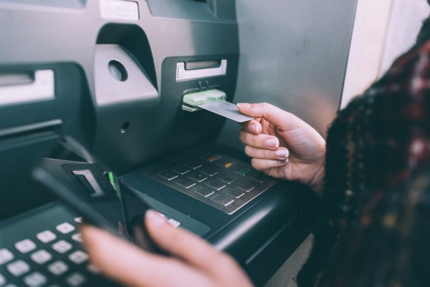 Колко ни взима банкоматът при теглене на пари в брой? (ТАБЛИЦИ)