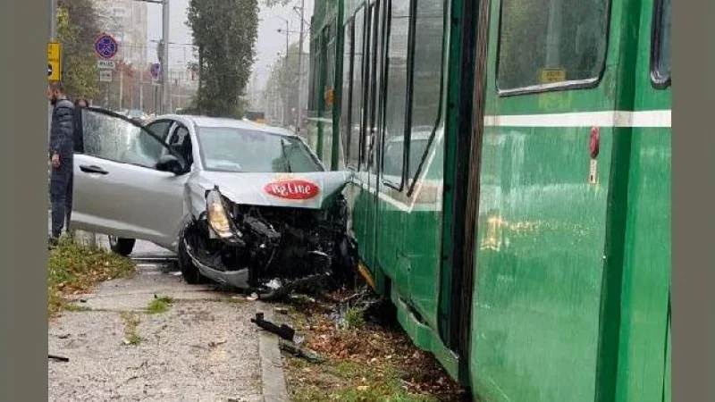 Заради дъжда: Кола се заби в трамвай в "Западен парк" в София