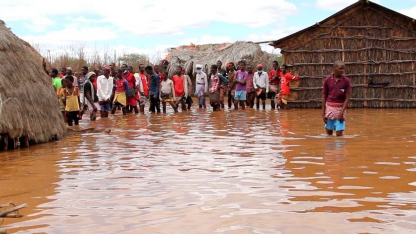 Най-малко 15 души са загинали в Кения, където наводненията са отнесли